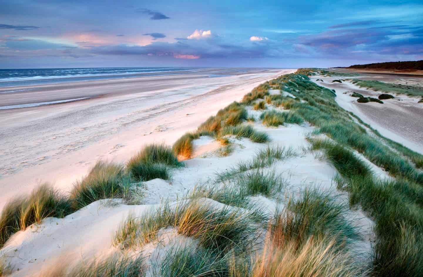La playa de Holkham en el norte de Norfo ...