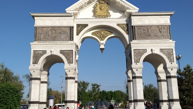 Astrakhan Áirse Triumphal agus Siúlói ...